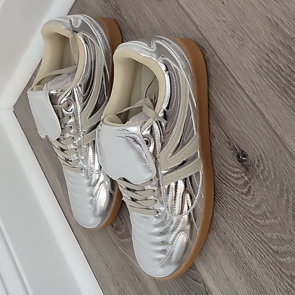 Steve Madden Women's Madrid Silver Sneakers In Size 9.5 NIB - Picture 2 of 10